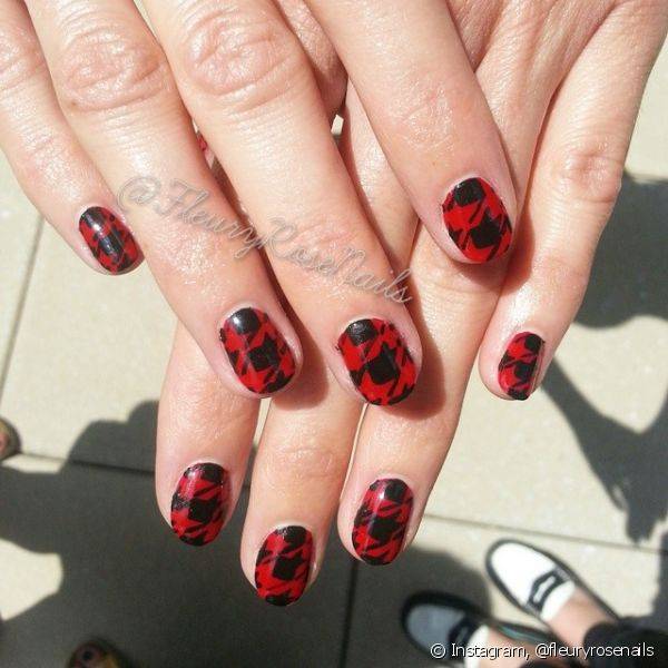Cores clássicas como o preto e o vermelho resultaram em uma nail art rubro negra super elegante